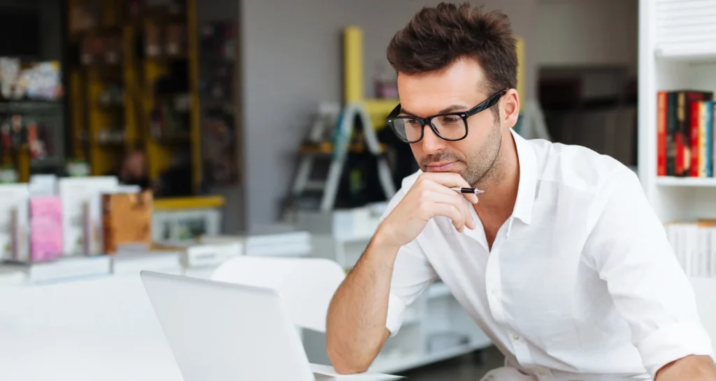 ¿Cómo se puede cancelar una factura electrónica de meses anteriores?